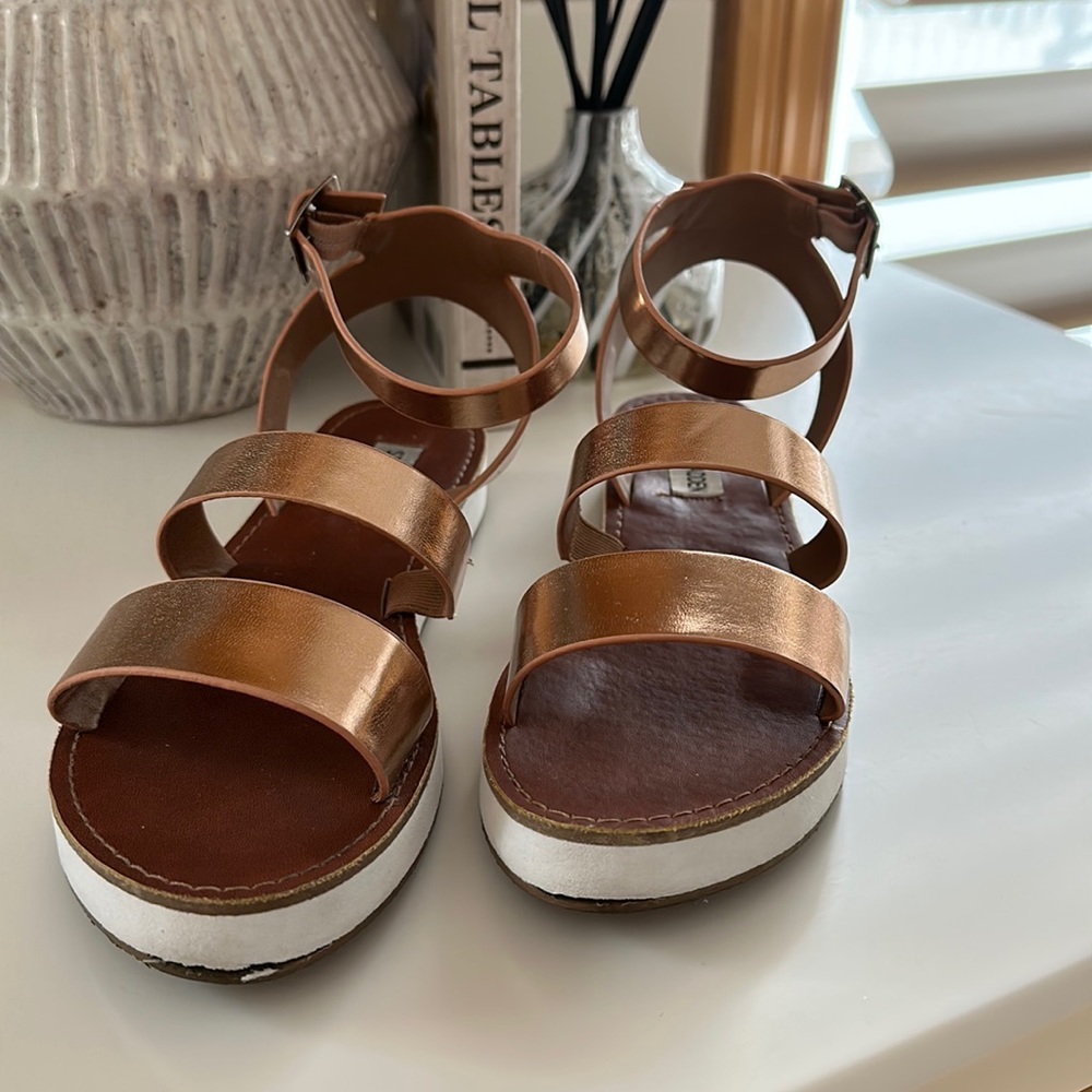Steve Madden Marky Wedge Sandal •• Rose Gold Metallic